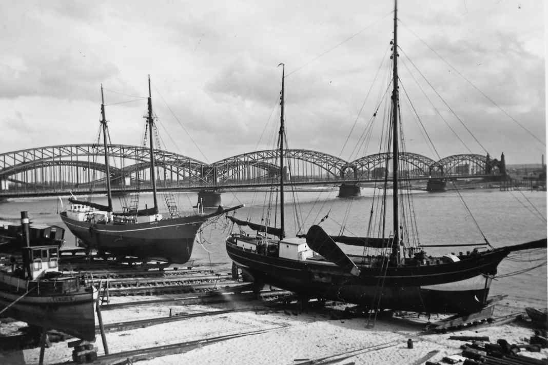 Beautiful: Galiot "Claus" (right) in the 1930s on the Süderelbe opposite Harburg.