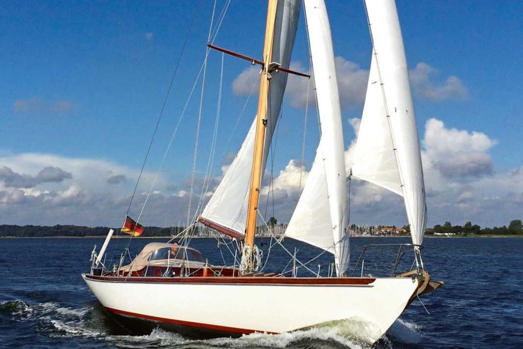 Frank a mis trois ans à fabriquer le "Stina" de 12,50 mètres de long en bois de kambala, en s'inspirant du légendaire "Stormy Weather" des designers Sparkman & Stephens.