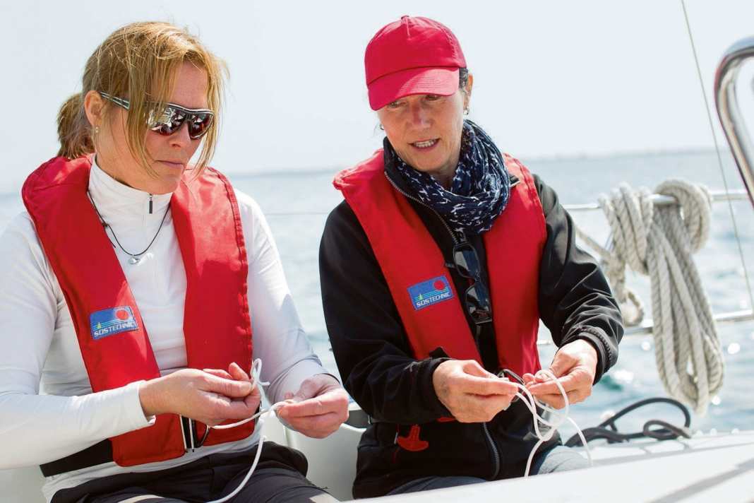 Knot tying is an important part of even the youngest training programme. Other knots are added later as part of the recreational boating licence. At the beginning, you should take every opportunity to practise them.