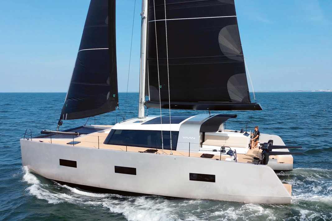 Massive and striking: the high hulls and the massive superstructure with large windows characterise the look.