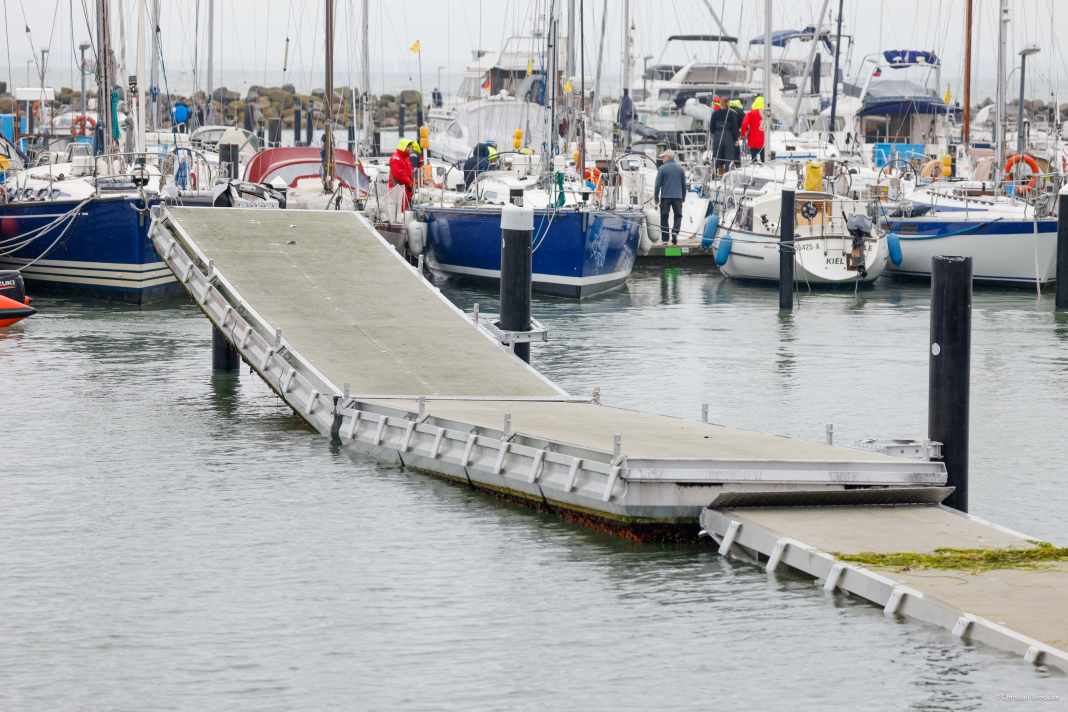 Im Hafen von Schilksee sind nicht nur 48 Yachten gesunken, auch die Steganlagen werden erheblich zerstört