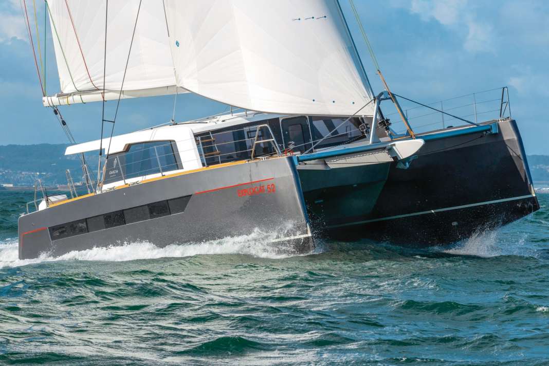 Garcia Explocat 52: Extrem robuster Hochsee-Katamaran von Garcia Yachts mit einem sportlichen Segelplan und hohem Leistungspotenzial, gebaut aus Aluminium. Wahlweise sind ein seitlich erhöhter Steuerstand oder eine doppelte Radsteuerung erhältlich. Lüa 16,95 m; Breite 8,20 m; Gewicht 18,6 t; ab 2,19 Mio. Euro.