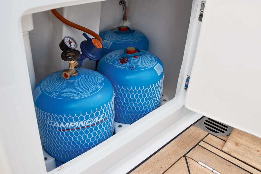 The regulator and the remote switch solenoid valve are located in the gas box. The orange sticker indicates a 50 millibar system.