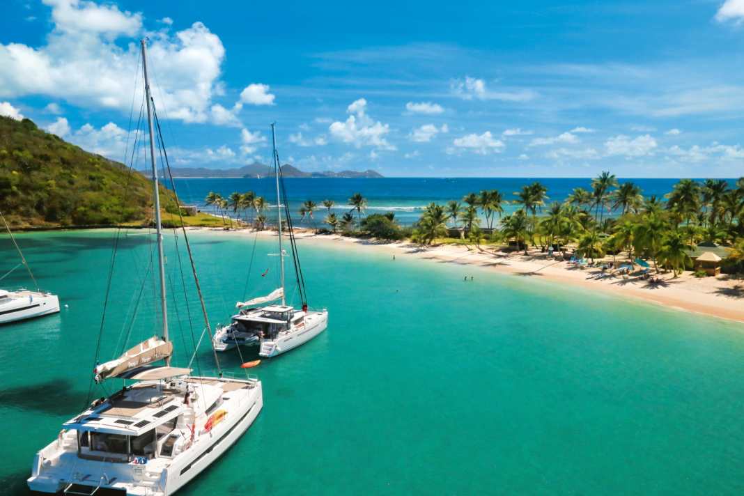Carefree anchoring against a dreamlike backdrop: This is how budding skippers imagine the perfect sailing holiday. We give tips on how to make it happen.