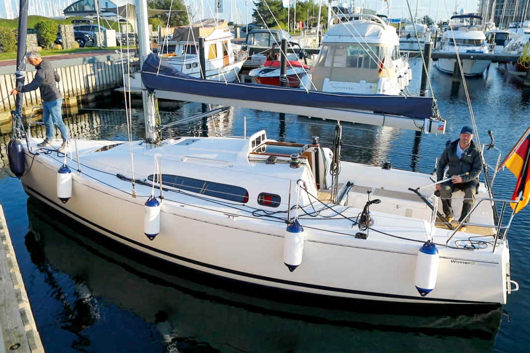 A lot helps a lot: When mooring and casting off, fenders should be deployed along the entire length of the hull.