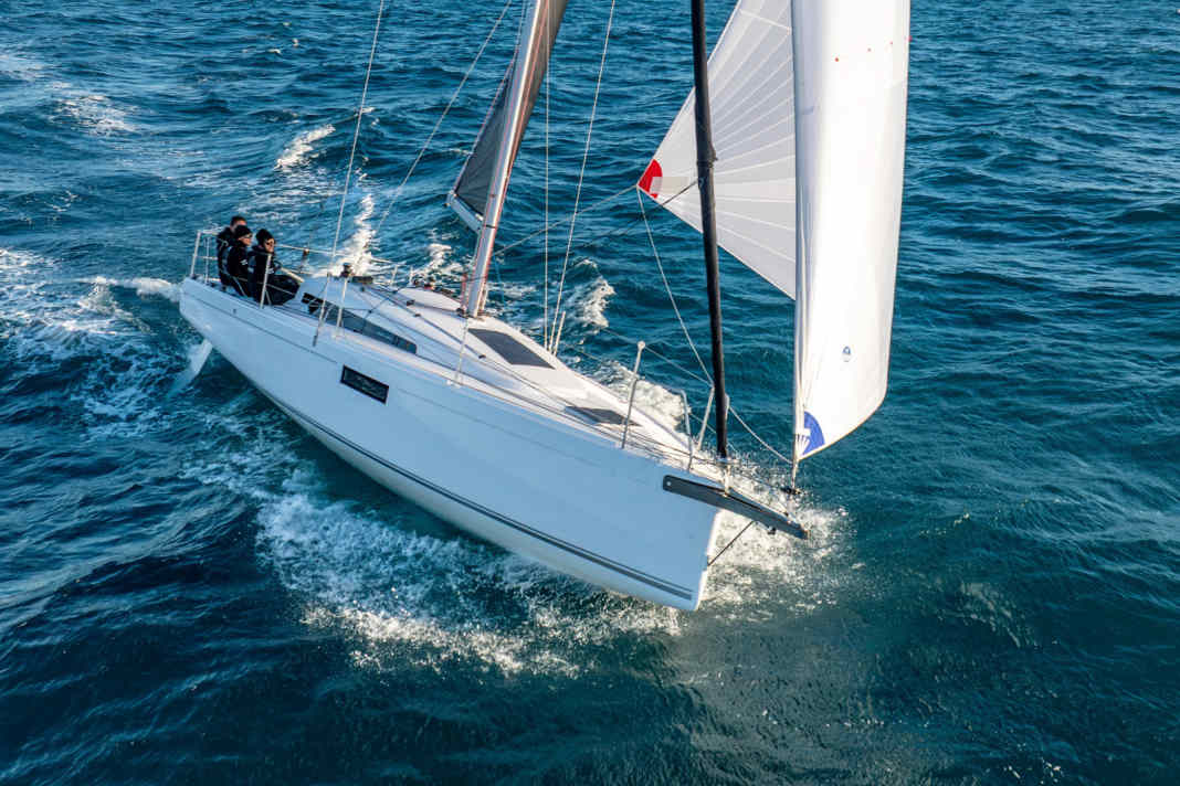 Raumgleiter mit Sport-Genen: Die First 30 entwickelt bei Wind viel Dynamik. Der Mast steht weit achtern, wie bei einem echten Racer.