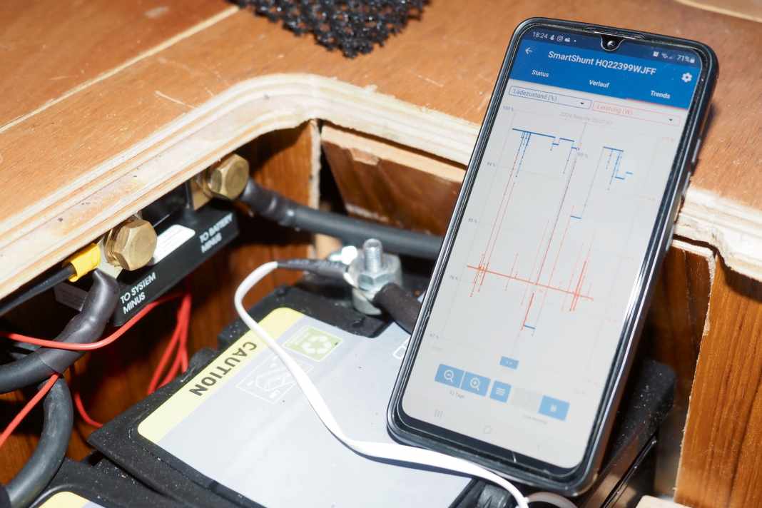 Der Smartshunt arbeitet mit allen Akkutypen und liefert den Ladezustand direkt aufs Telefon.