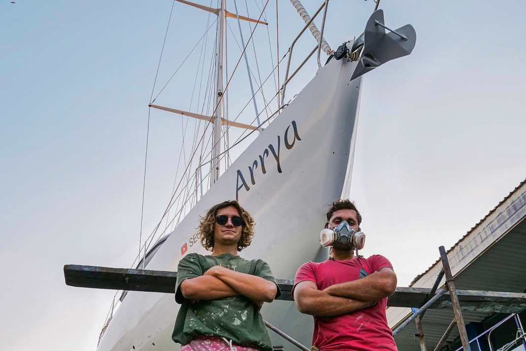 Auf ihrer Reise um die Welt mussten sich die „Segeljungs“ diversen Herausforderungen stellen. Dazu gehörten auch Bootsbauarbeiten.