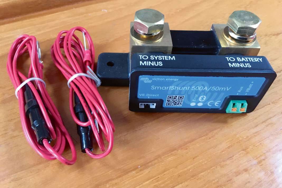 Die Plusleitungen für die Spannungsmessung gehören bei Victrons Smartshunt zum Lieferumfang, Sicherungen ebenfalls.