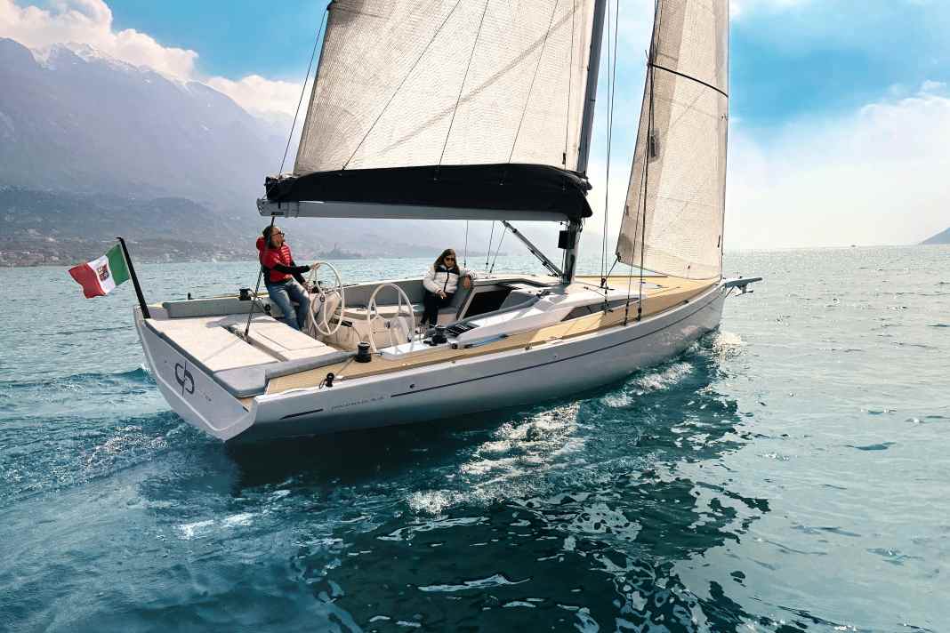 Comfort meets performance: huge cockpit and plenty of space to enjoy. Performance does not fall by the wayside either.