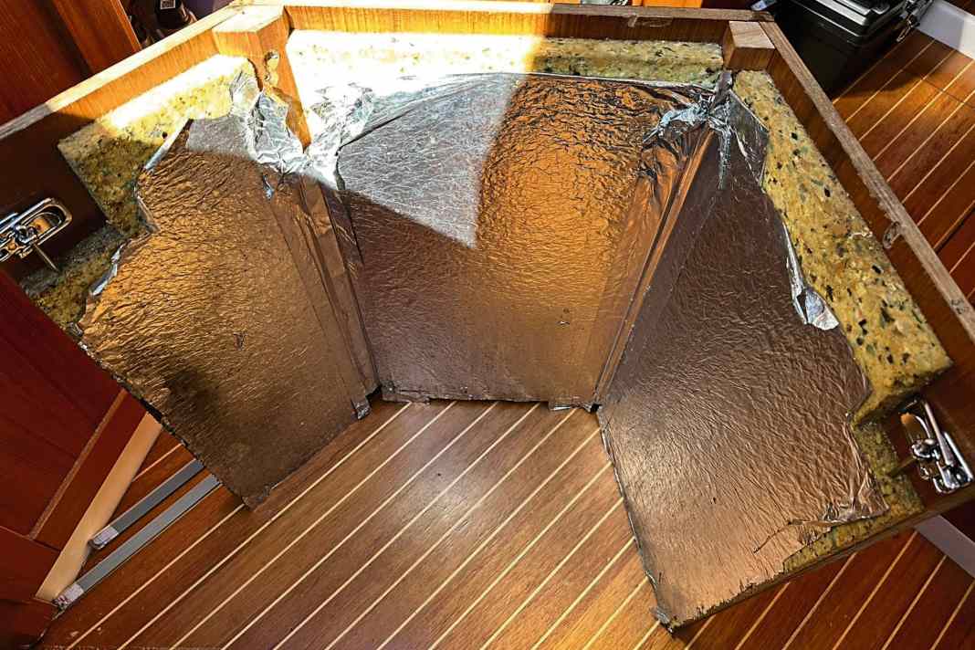 Protection qui s'effrite : les plaques de mousse sont encore intactes, mais le film se détache sur une grande surface. Ce n'est pas très esthétique et la mousse risque de se gorger d'eau en cas de fuite.