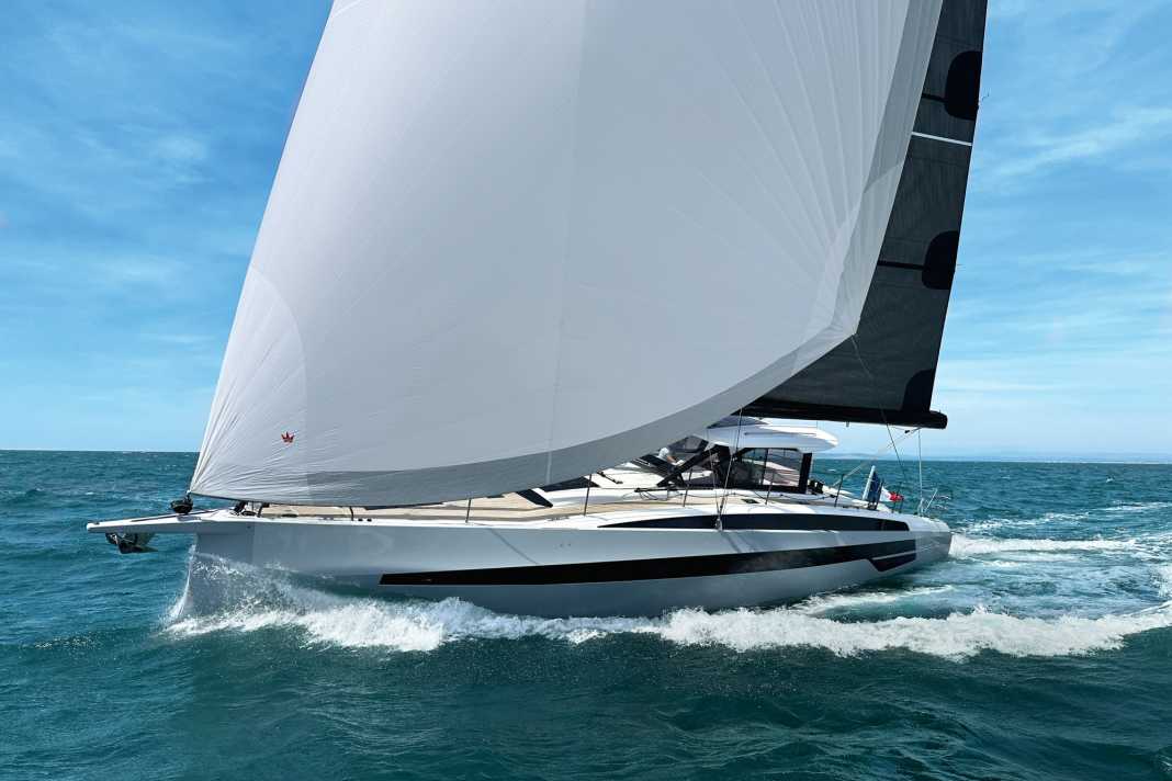 Massive appearance: The flush deck, the dodger and the long ribbon windows in the high running decks characterise the lines.