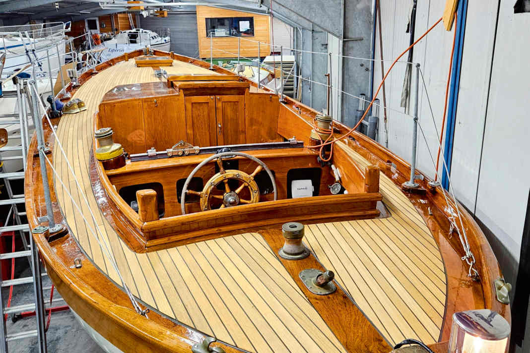 Die Rumpflinien zeigen sich ebenso kräftig wie harmonisch, die geraden parallelen Holzstäbe sind dagegen untypisch für ein Freizeitboot. Einen Heckkorb gibt es nicht.