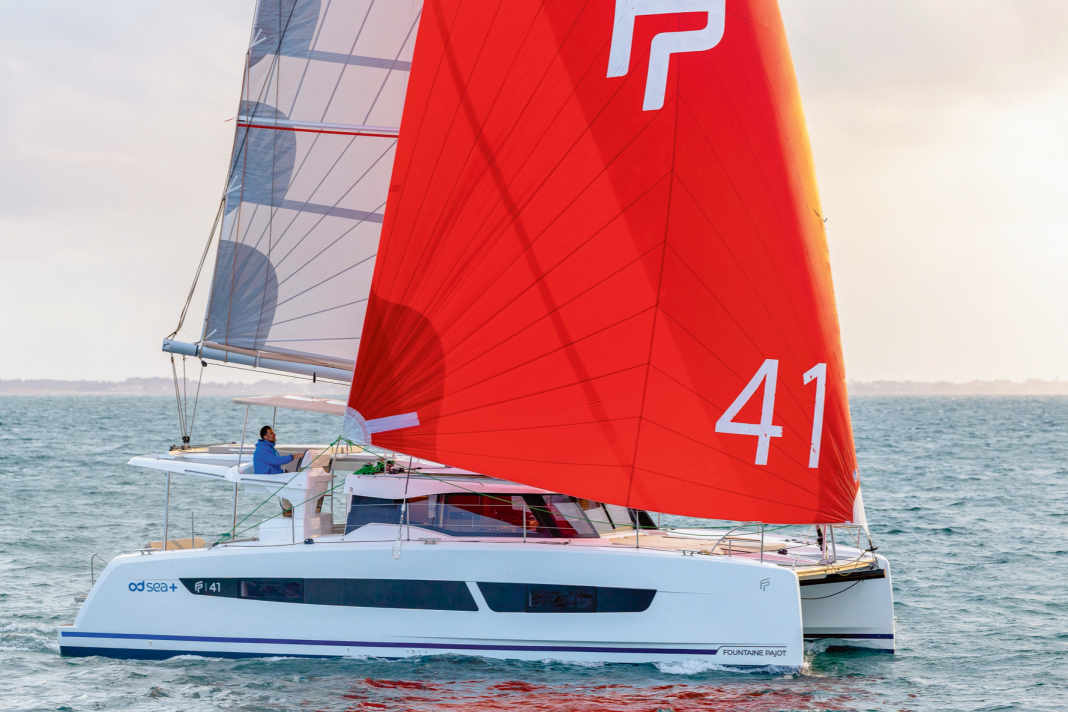 Moderne Linien: Negativer Deckssprung, senkrechte Steven, große Fenster und ein nach achtern ansteigendes Bimini kennzeichnen den New 41.