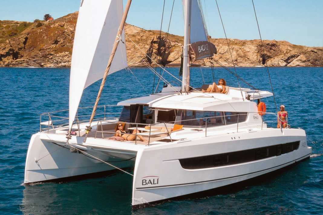 Bali 4.2 : le salon arrière avec porte de garage vitrée, le cockpit avant avec passage depuis le rouf et le pont avant fixe caractérisent ce catamaran assez lourd issu d'un chantier naval français en plein essor. Longueur de la coque 12,85 m ; largeur 7,08 m ; poids 15,9 t ; à partir de 534.310 euros.