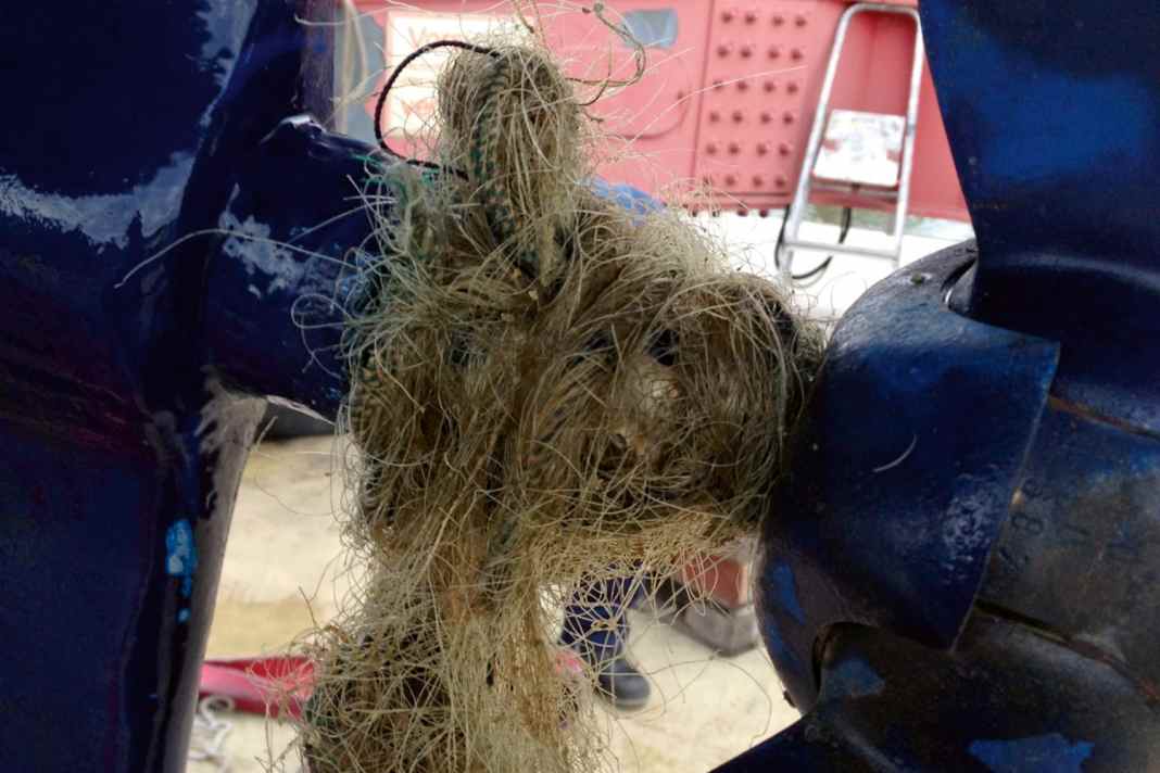 Reti e teloni di plastica sono un problema comune in diverse aree e difficilmente possono essere evitati di notte.