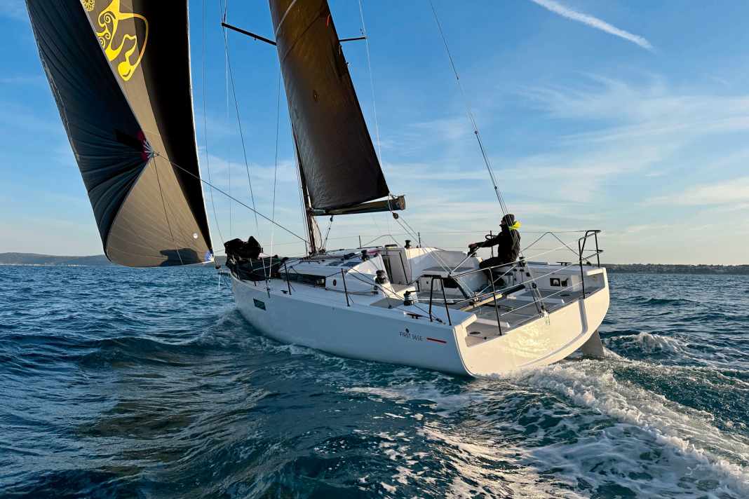 Grâce à la barre franche, le barreur est assis plus en avant et peut ainsi atteindre tous les winchs et les écoutes.
