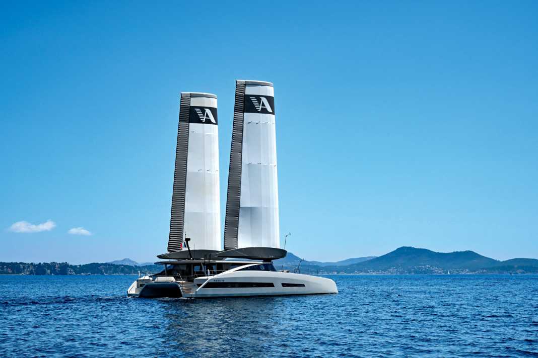 Deux fois, c'est mieux pour naviguer. Les deux ailes gonflables ont une surface totale de 250 mètres carrés.