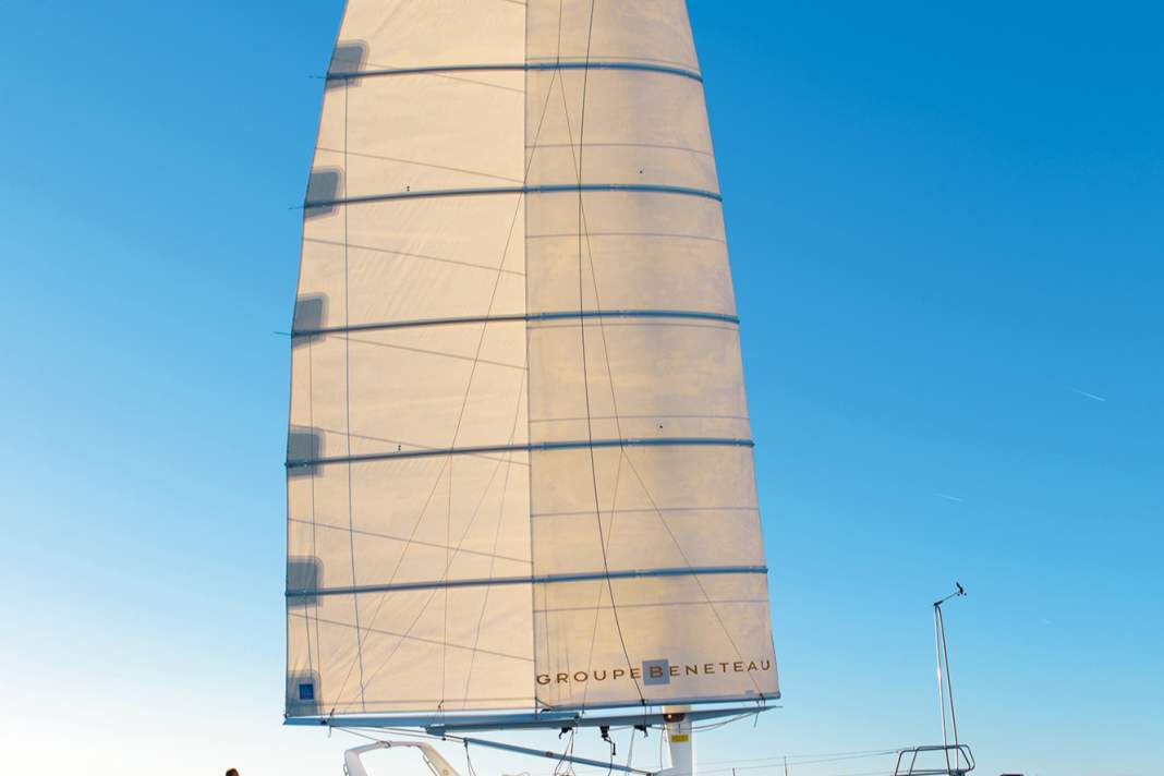 Der Flügel von Beneteau ist geteilt und die Profiltiefe einstellbar. Gesetzt wird der Wing an einem unverstagten Mast.
