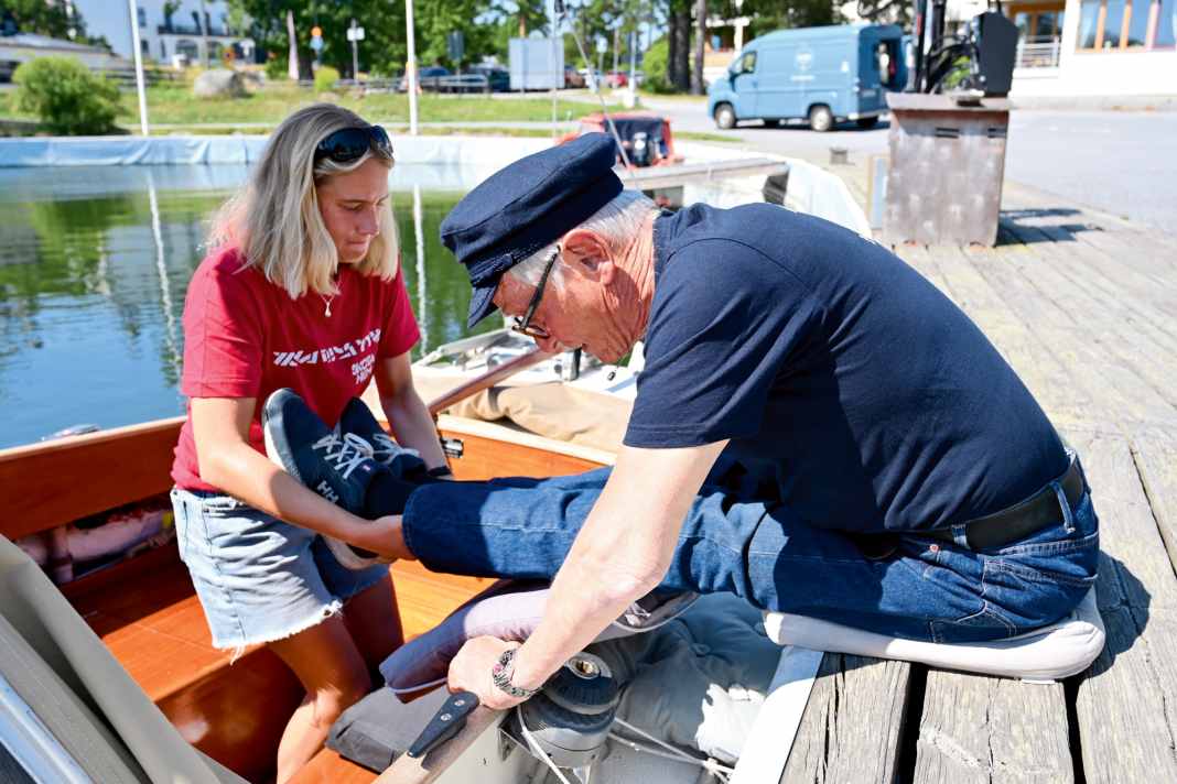 Le trajet à bord est la partie la plus pénible, pour laquelle Hultling a besoin d'aide.