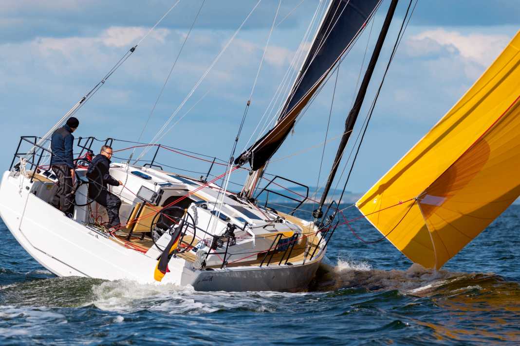 Fun without sweat: The Hanse is very well balanced and requires almost no counter rudder to stay on course.