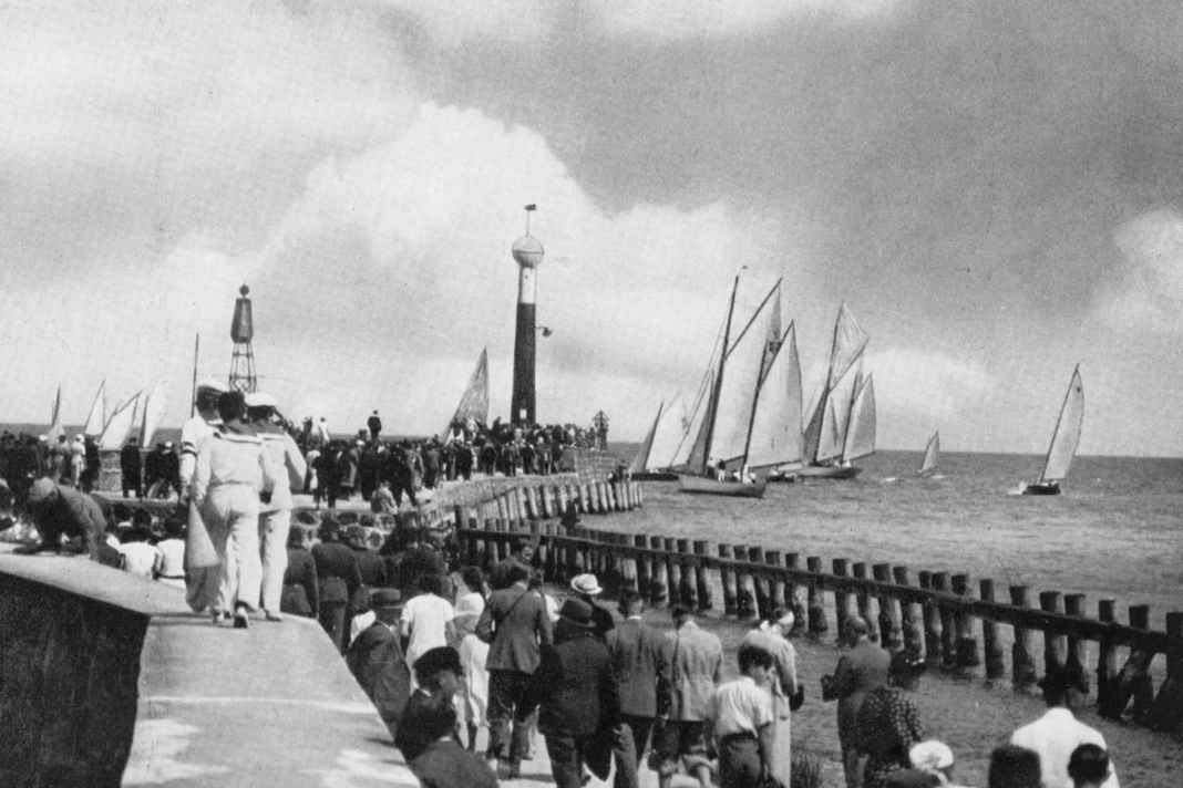 Seit fast 100 Jahren messen sich Segler vor Warnemünde. Die Westmole ist ein beliebter Ausguck.