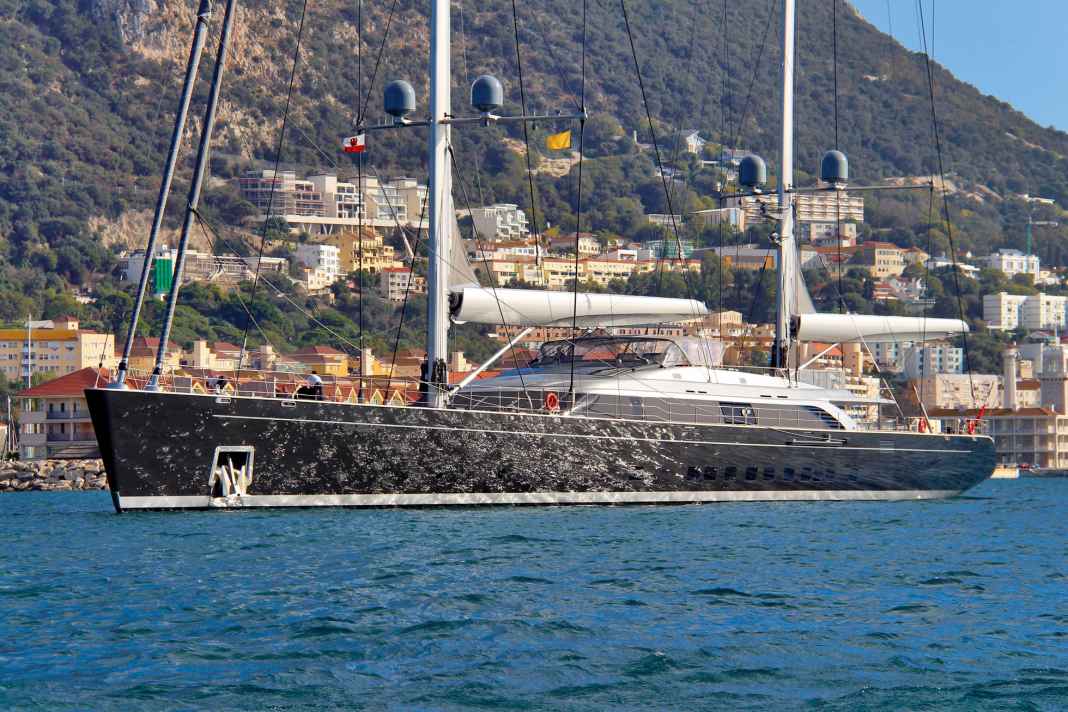 10 | Badis 1 | 70,00 m : Au début de l'été 2025, il croisait au large de la côte ouest de l'Afrique, et le roi du Maroc est toujours considéré comme le propriétaire de "Badis 1". Perini Navi a passé quatre ans à construire le ketch que l'Américain Bill Duker a réceptionné en 2016 sous le nom de "Sybaris". Les deux mâts en carbone mesurent 62 et 72 mètres, les haubans et la trinquette sont faits du même matériau. La construction en acier et en aluminium déplace bien 920 tonnes. Surface de voile au vent : 3 045 mètres carrés.