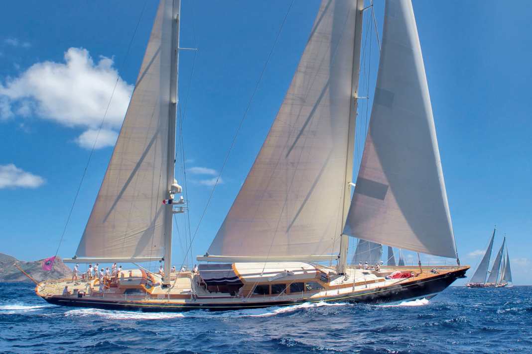 100 | Thalia | 48,50 m: 1994 galt sie als die allererste Vitters-Yacht. Ein in Holland lebender Grieche orderte die 350 Tonnen verdrängende Ketsch mit Stahlrumpf und Aluminiumaufbauten. Elmar Meurer gestaltete die von viel Mahagoni dominierten Innenräume. Der 4,20 Meter tief gehende Flügelkiel hat eine Spannweite von 6,40 Meter. Nach einem Refit im Jahr 2008 strahlte „Thalia“ in neuem Glanz und wechselte 2014 den Besitzer.