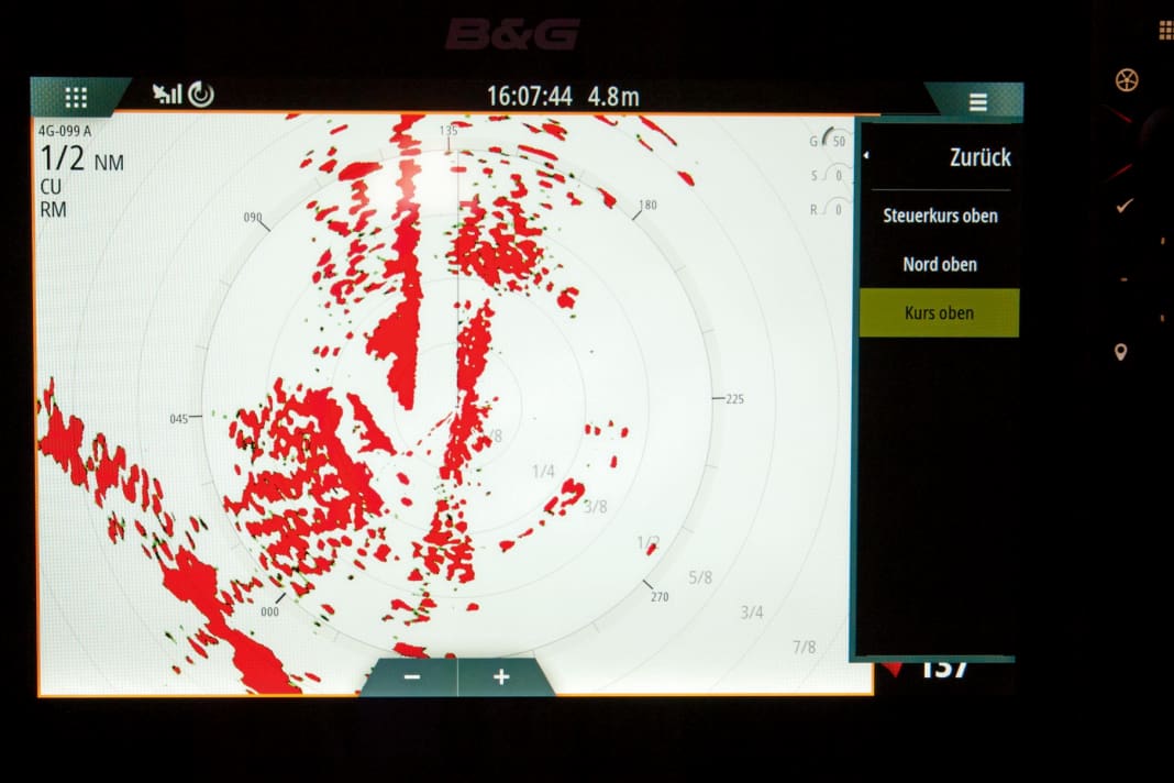 The standard is a head-up alignment of the radar image ("Head Up", HU). Course Up and North Up are also possible.