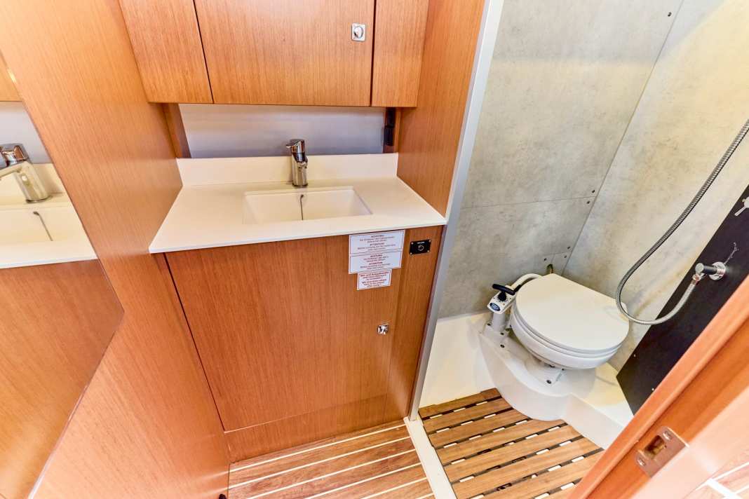 Bavaria C38: Funktionale Zweckmäßigkeit bestimmt den Ausbau im Bad.