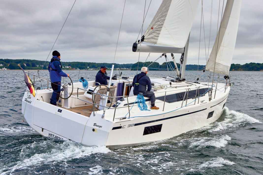Bavaria C38: Beim Test unter Segeln mit Rollmast unter Wert geschlagen. Kann die Bavaria dafür umso mehr beim Innenausbau punkten?