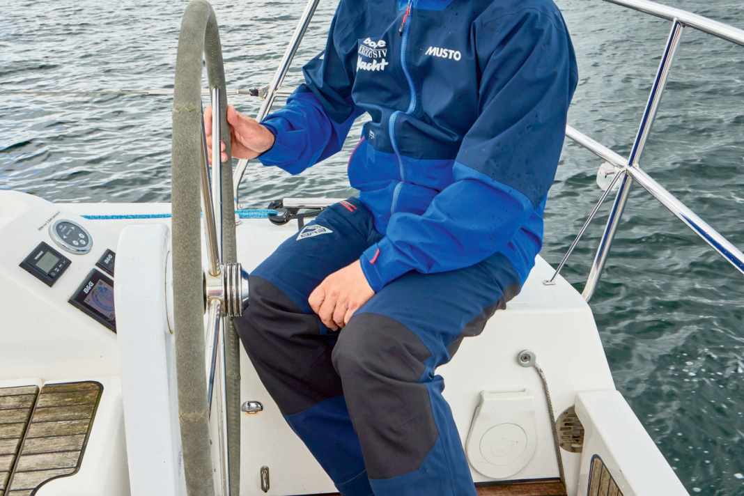 Bavaria C38: Plenty of space behind the wheel. The helmsman enjoys great freedom of movement.