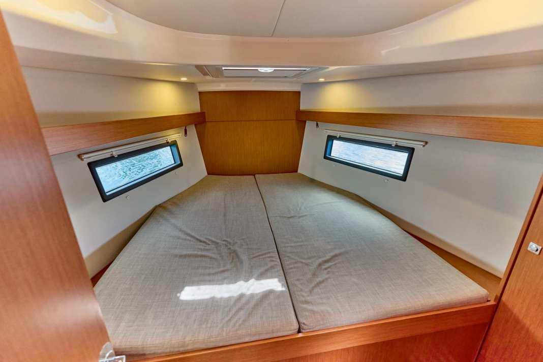 Bavaria C38: In terms of berth dimensions, the Bavaria is the test winner. It offers the best sleeping comfort both fore and aft.