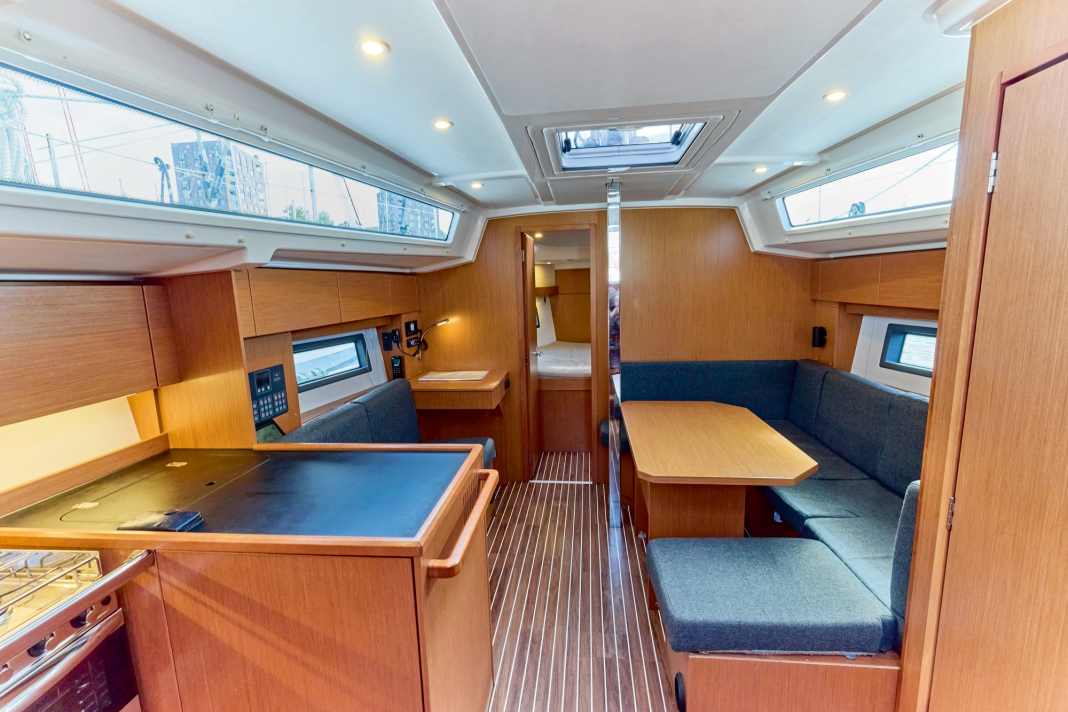 Bavaria C38: Gefühlt ist sie das geräumigste Boot der Gruppe. Dazu tragen auch die großen Fenster bei. Der Salontisch ist vergleichsweise klein.