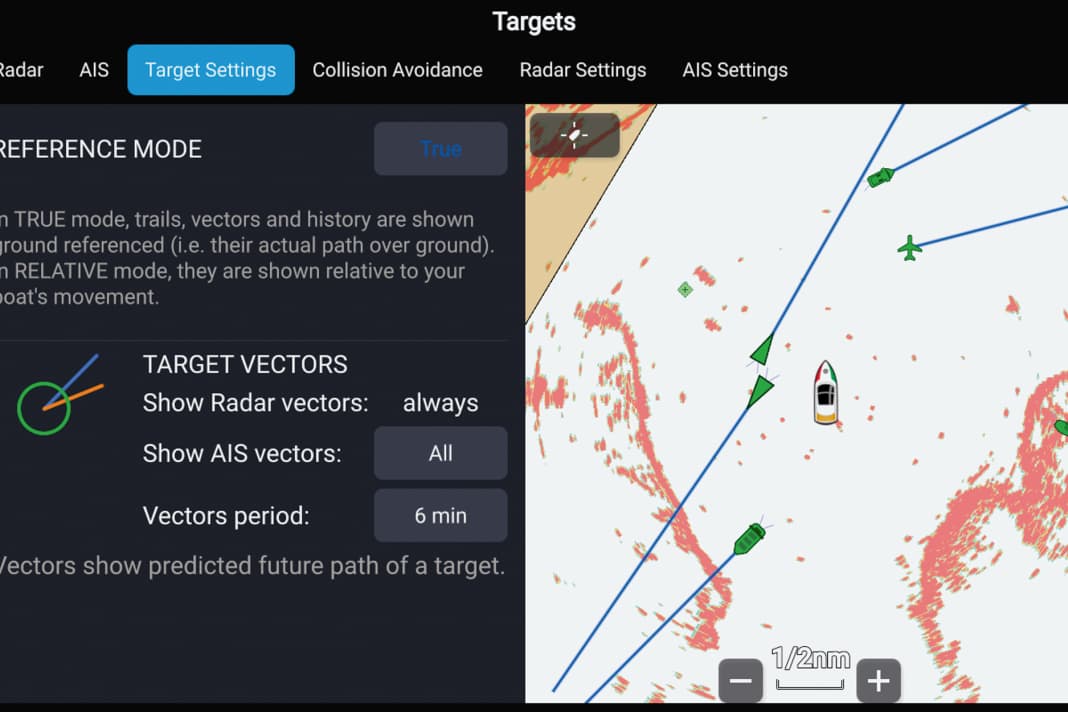 Ecco un esempio di configurazione della visualizzazione del vettore di rotta dei bersagli AIS su un display Axiom. È stata impostata una proiezione temporale di sei minuti.