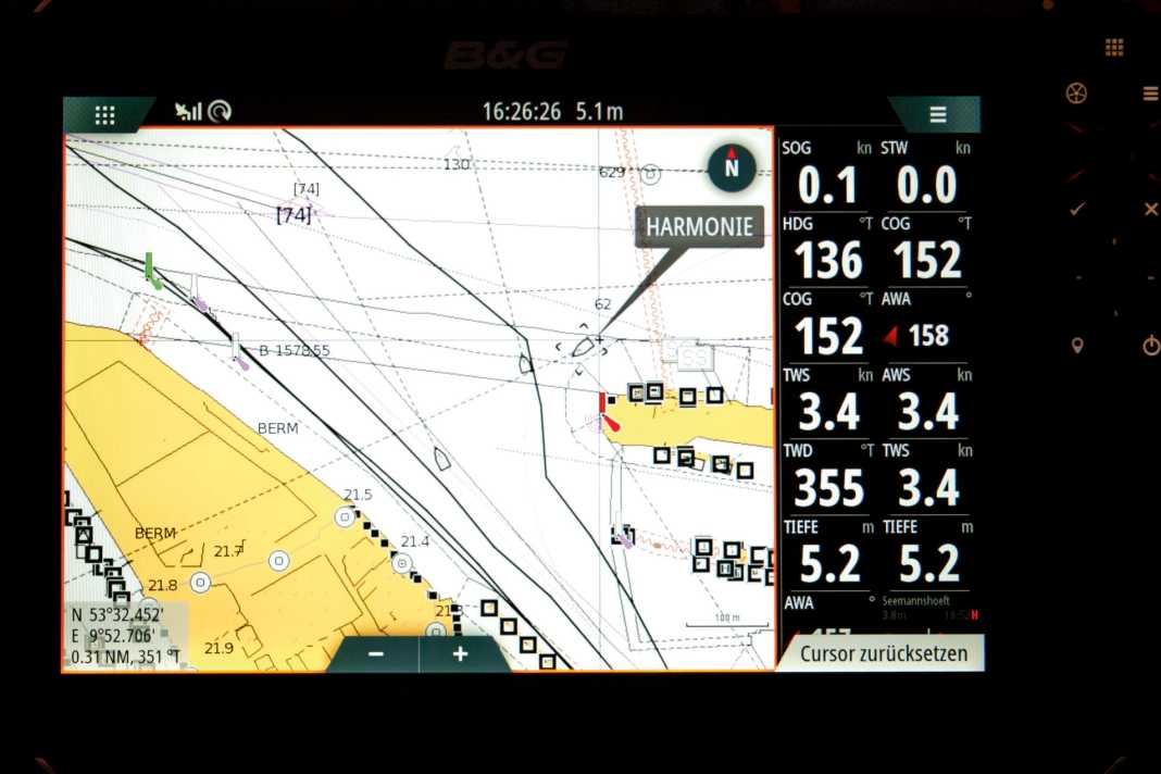 The movement vectors make it easy to judge at a glance whether other ships are threatening to cross your course or whether they are moving away from you.