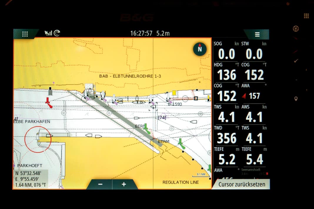 A volte è fastidioso: in un grande porto commerciale, ad esempio, vengono visualizzate anche numerose navi ormeggiate. Nelle visualizzazioni di yacht più piccoli, è visibile solo un nugolo di destinazioni, molte delle quali non sono rilevanti per l'utente. In questo caso, può essere utile nascondere le navi ormeggiate utilizzando un filtro appropriato.