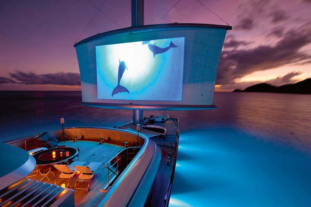 The screen unfolds automatically on the 58 metre high carbon masts ...