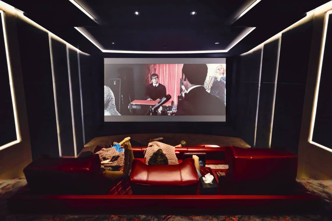 "Lady S" a été le premier yacht équipé d'une salle de cinéma IMAX.