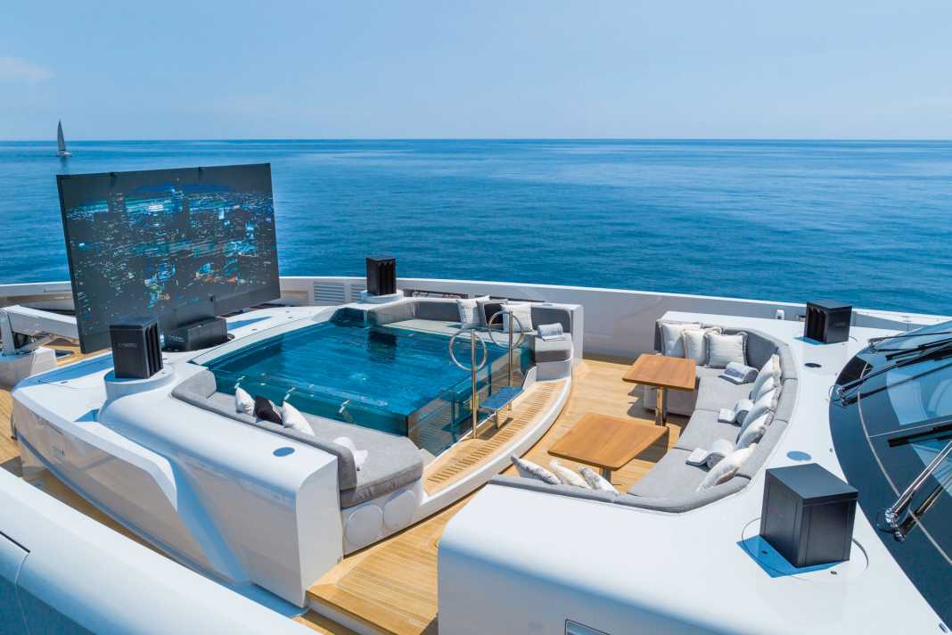 Blick aus dem Pool: Auf „Jimmy“ fährt ein Transformer-TV aus dem Deck.