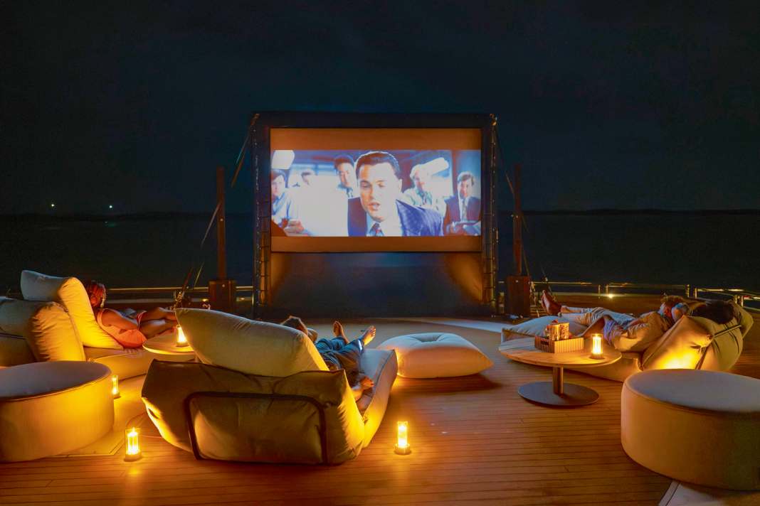 Ein Kino auf dem Helideck mit einer aufblasbaren Struktur.