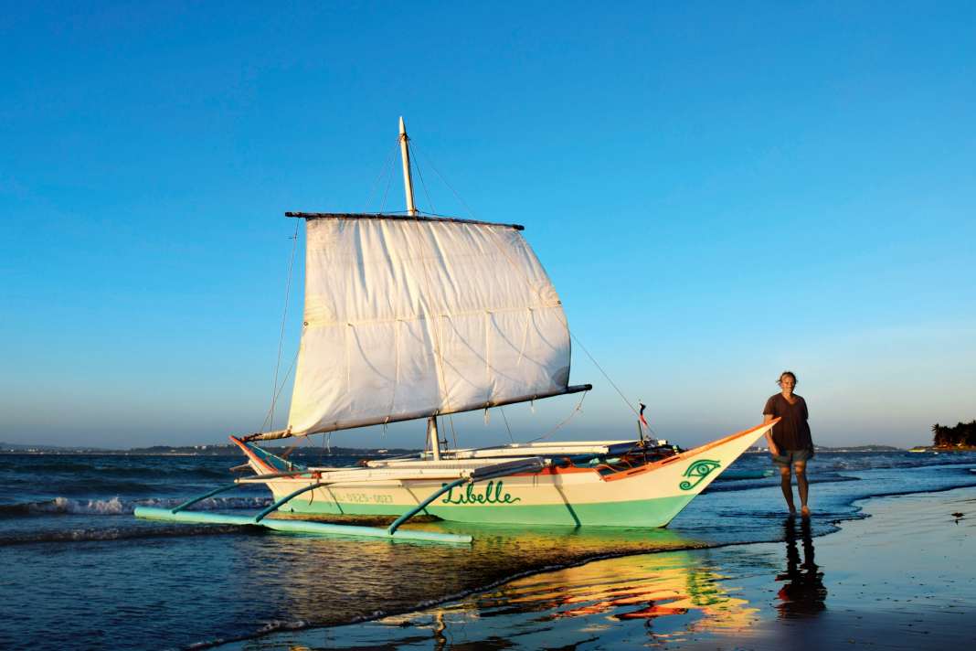 The square sail is atypical for the local sailing canoes. The booms are small and undercut quickly.