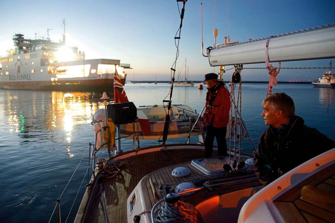 Eine Segelscheinausbildung in England ist auch für viele deutsche Segler attraktiv. Die Ausbildung und Prüfungen finden meist in anspruchsvollen Revieren statt – etwa im britischen Solent.