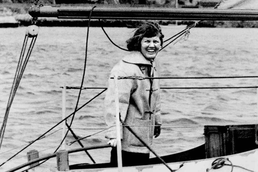 Die 38-jährige Ann Davison am Ruder ihrer „Felicity Ann“ beim Auslaufen aus Plymouth im Mai 1952.