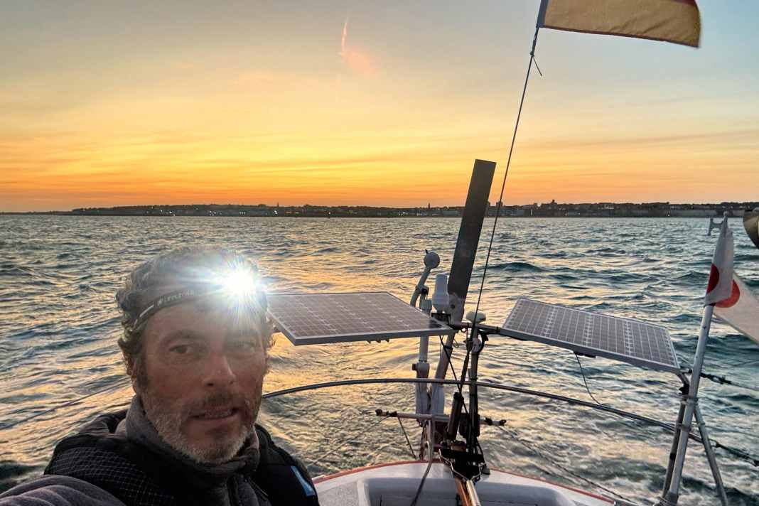 Philipp Hympendahl parcourt les presque 2000 miles nautiques autour de la Grande-Bretagne et de l'Irlande en solitaire, avec des arrêts pour jeter l'ancre, mais sans faire escale dans un port.