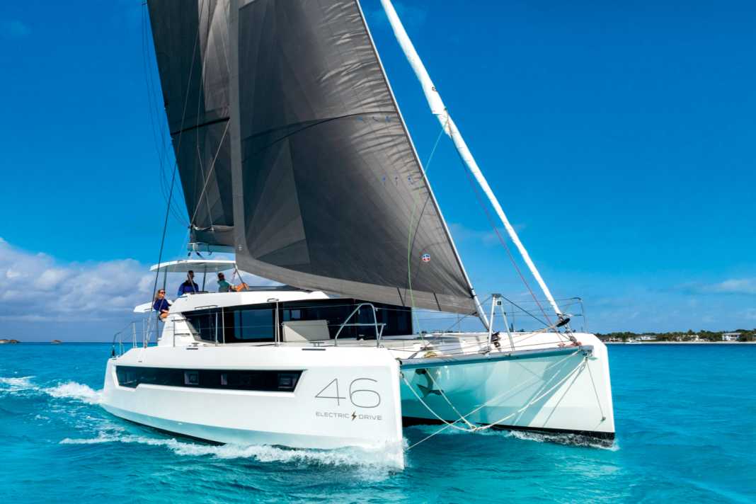 Focus sur la voile de tourisme. Un maximum de volume, des coques hautes et de grandes fenêtres.