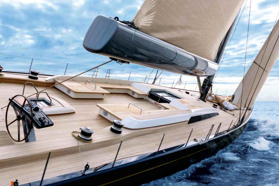 Die größte Yacht der vier Modelle umfassenden Maxi-­Linie lässt sich dank Selbstwende­fock und kaptiven Winschen für Groß- und Vorsegelschoten auch mit kleiner Crew bequem segeln.