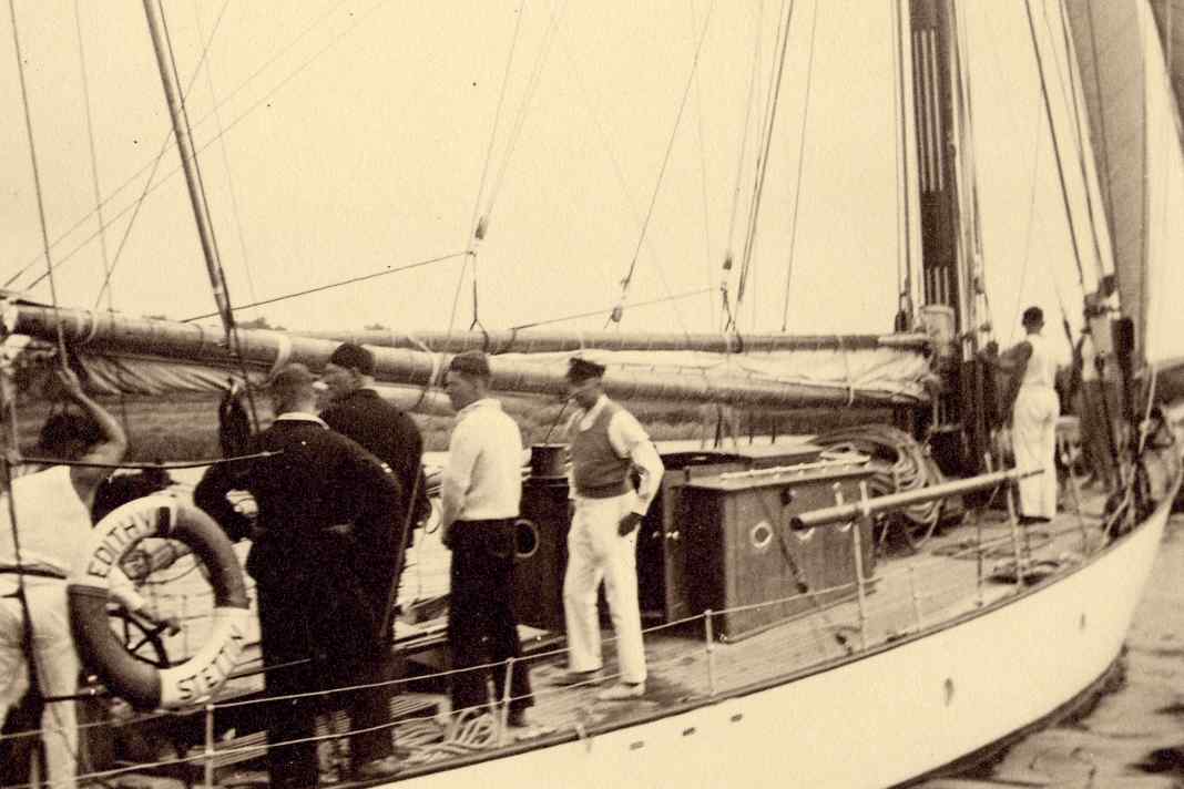 L'"Edith VII" du Stettiner Yacht-Club pendant une régate lors de la Pommernwoche en 1931 au large de Lauterbach sur Rügen.