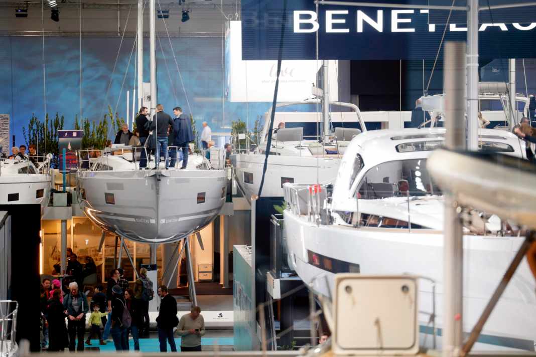 Con oltre 200.000 visitatori provenienti da più di 100 Paesi e 1.500 espositori su 220.000 metri quadrati nei padiglioni da 1 a 17, il boot di Düsseldorf è la più grande fiera di yacht e sport acquatici al mondo.