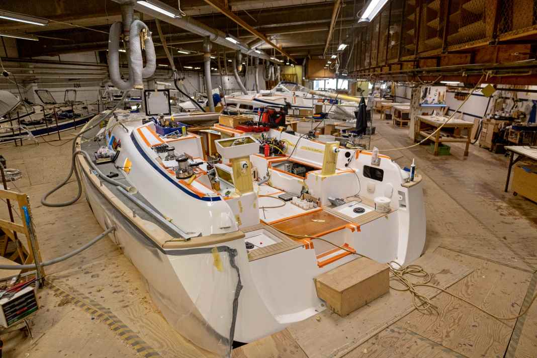 The interior work is carried out after the deck has been fitted. The machine and tanks are then installed. This ensures that they can be removed for servicing.